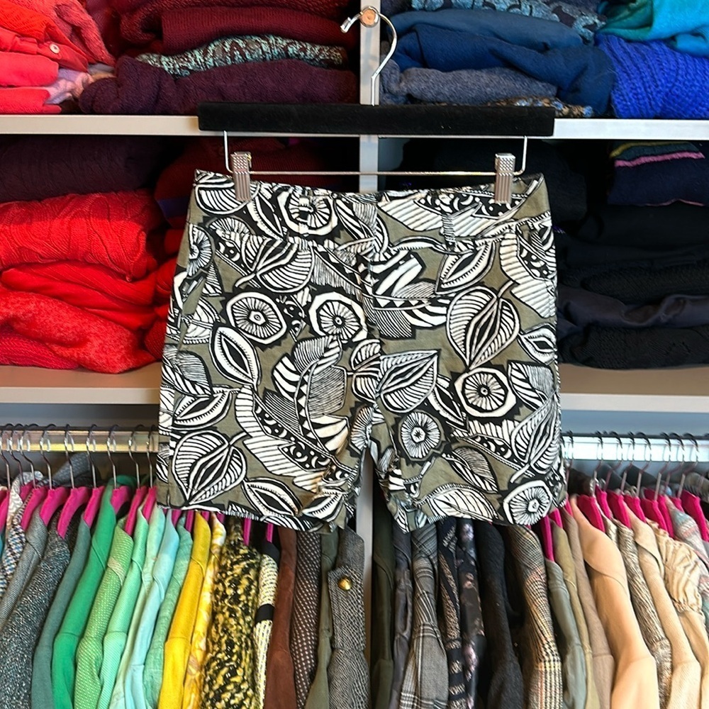Loft olive/black/white leaf print shorts size 00